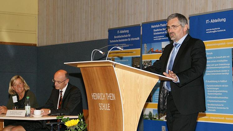 Höchstes Lob vom Kultusministerium gab es in Person des Leitenden Ministerialrats Werner Lucha für das berufliche Schulzentrum Heinrich Thein Haßfurt mit seiner Schulleiterin Heidrun Görtler und dem Sachaufwandstrger in Person von Landrat Wilhelm Schneider.