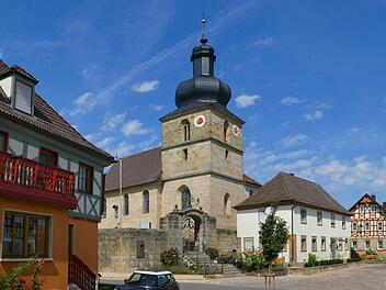 Die Sankt-Laurentius-Kirche inmitten liebevoll gepflegter Fachwerkhäuser. Foto: Martina Drossel