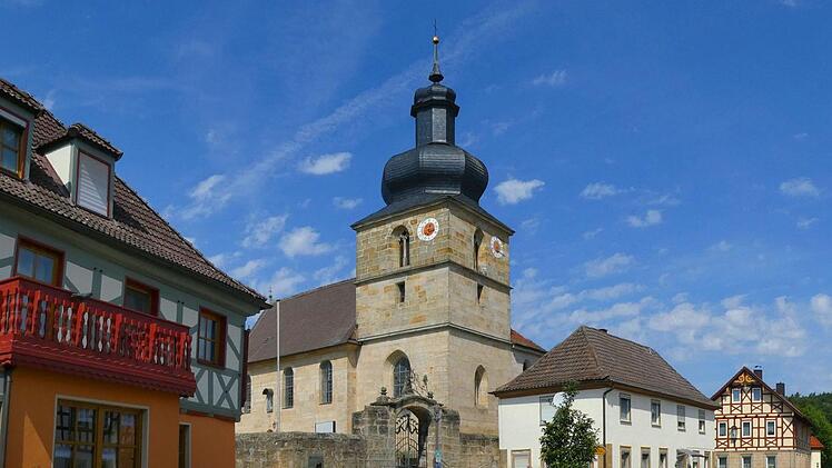 Die Sankt-Laurentius-Kirche inmitten liebevoll gepflegter Fachwerkhäuser. Foto: Martina Drossel