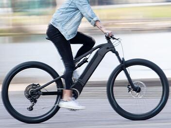 Eine Frau wurde schwer verletzt, als ein Kleintransporter ihr E-Bike erfasste. Symbolfoto: Bernd Thissen/dpa