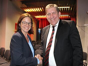 Ein strahlender Sieger: MdB Andreas Schwarz soll für die SPD Landrat werden,  Patricia Hanika aus seinem Wahlkampfteam, gratuliert nach der Nominierung.Foto: privat