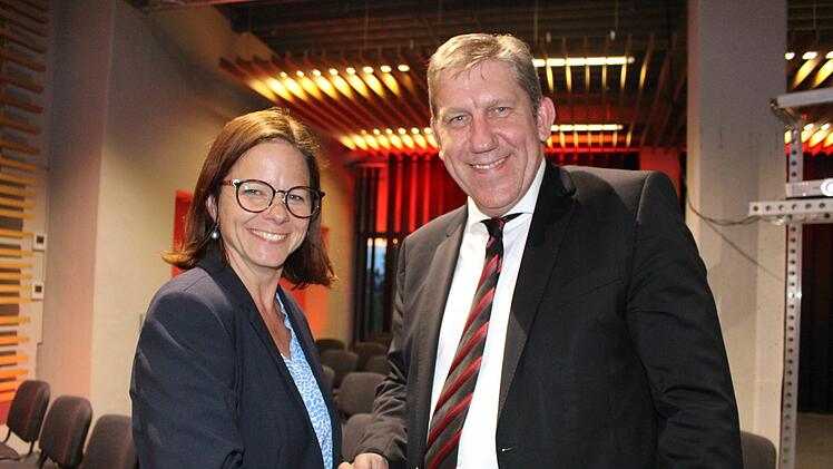 Ein strahlender Sieger: MdB Andreas Schwarz soll für die SPD Landrat werden,  Patricia Hanika aus seinem Wahlkampfteam, gratuliert nach der Nominierung.Foto: privat