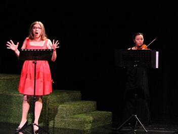 Die Sopranistin Joanna Stark, Megumi Ikeda und Marco A. Cruz Otero, bei ihrem Konzert in der Reithalle. Carolin Herrmann