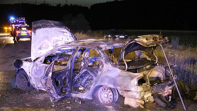Zwei Autos kollidierten: Einer der Wagen brannte aus. Foto: Fricke/News5