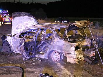 Zwei Autos kollidierten: Einer der Wagen brannte aus. Foto: Fricke/News5