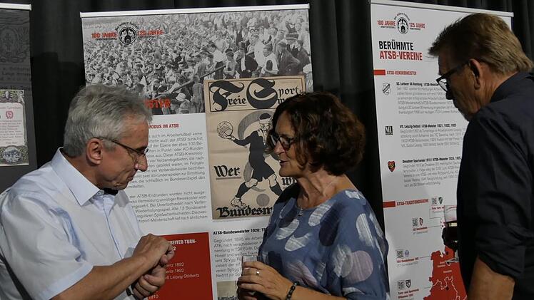 Martin Nußpickel (links) beim Rundgang durch die Ausstellung