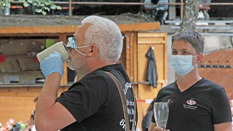 Die erste Halbe geht an den Organisator. Für den Kerwasschluck wurde die Maske gelupft.