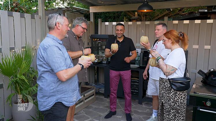 Die Schatzsuche beginnt mit einer Melone als Kanonenkugel. Von links: Sascha, Andreas, Adib, Franky und Kira.