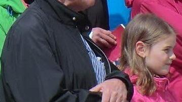 Herbert Neder, einer der ältesten Teilnehmer, mit seiner Enkelin Helena, die jüngste Pilgerin.