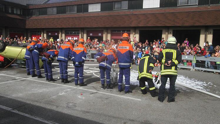 Die Jugendfeuerwehr wurde kräftig beklatscht. Foto: Michael Busch
