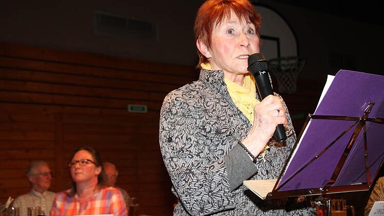 Sonja Keil steuerte zum Weberabend witzige Gschichtla bei und enthüllte so einige Kuriositäten. So muss der Weber wohl der älteste Beruf sein, denn sonst hätte es kein Adamskostüm geben können, überlegte die Schriftstellerin .