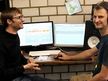 Der Grüne-Meile-Song entstand in der "Musik-Werkstatt" der beiden Musiker Peter Geier (links) und Michael Kießling. Foto: Johanna Blum