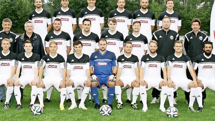 Der FC Redwitz startet heute mit folgendem Team in die Landesliga-Saison 2014/15 (jeweils von links, hintere Reihe) Markus Beier, Daniel Dinkel, Martin Hellmuth, Christian Goller, Stephan Leffer, Florian Goller; (mittlere Reihe) Spielleiter Reinhold Wagner, Ludwig Gutmann (Gönner des FC Redwitz), Jonas Lulei, Daniel Dinkel, Maximilian Pfadenhauer, Maurice Koch, Torwarttrainer Christian Tremel, Trainer Uwe Kalb; (vordere Reihe) Kai Wohner, Markus Mex, David Daumann, Stefan Dietz, Patrick Jauch...