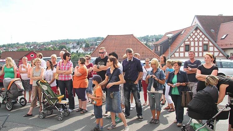 Schon auf dem Kirchvorplatz drängten sich die Stadtsteinacher, um von Dekan Hans Roppelt Abschied zu nehmen.