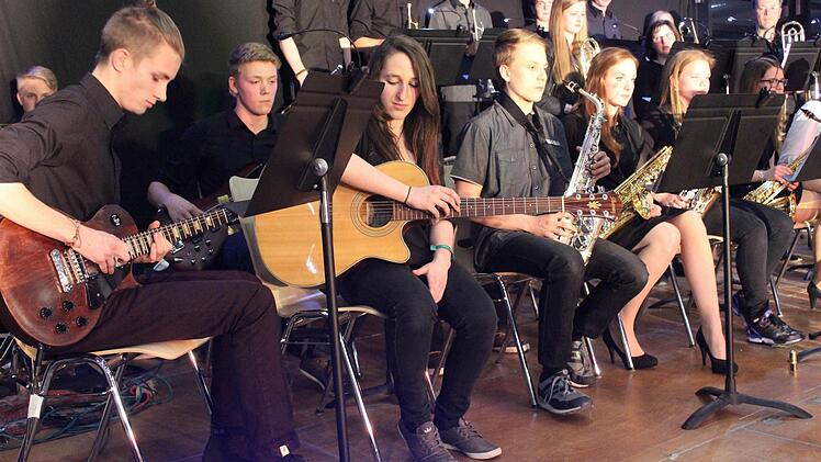 Johann Gerwin (mit Gitarre, links), Max Andert (Bass, Zweiter von links) und Julia Strahwald (Saxophon, Dritte von rechts) Foto: fra-press