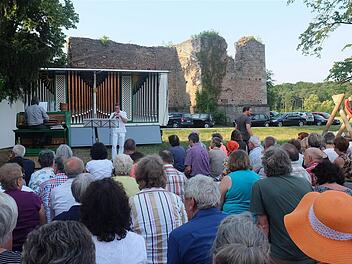 Regionalkantor Peter Rottmann an der Orgel und Trompeter Jürgen Weyer.Foto: Gerd Schaar