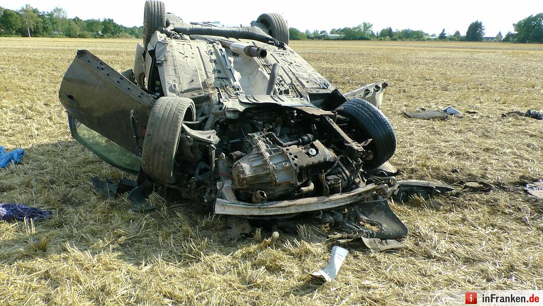Renault ueberschlaegt sich mehrfach - Fahrer lebensgefaehrlich verletzt