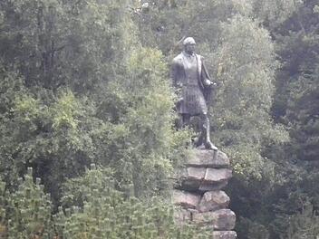 Diese Statue im Park von Balmoral Castle zeigt Prinz Albert im Kilt. Weil gegenwärtig Mitglieder der Königlichen Familie auf Balmoral Castle residieren, können Schloss und Park derzeit nicht besichtigt werden.Foto: Simone Bastian