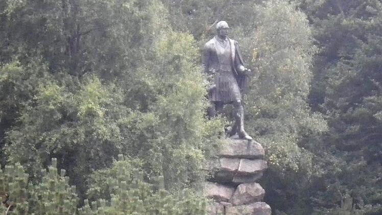 Diese Statue im Park von Balmoral Castle zeigt Prinz Albert im Kilt. Weil gegenwärtig Mitglieder der Königlichen Familie auf Balmoral Castle residieren, können Schloss und Park derzeit nicht besichtigt werden.Foto: Simone Bastian