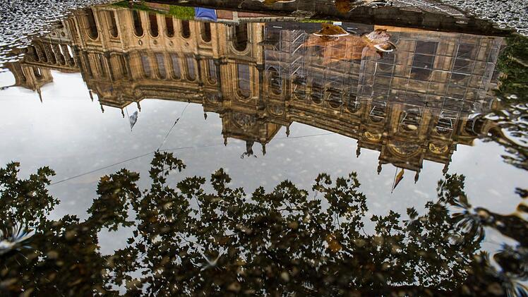 Verkehrte Welt im Maximilianeum: 48 der 180 Landtagsabgeordneten beziehen bisweilen hohe Bruttoerlöse aus anderen Tätigkeiten als der des Volksvertreters. Foto: Peter Kneffel/dpa