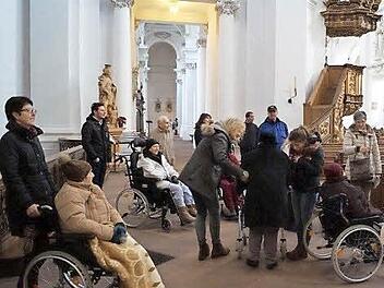 Bewohner des Bad Br&uuml;ckenauer Seniorenheimes Haus Waldenfels im Fuldaer Dom.  Foto: Haus Waldenfels
