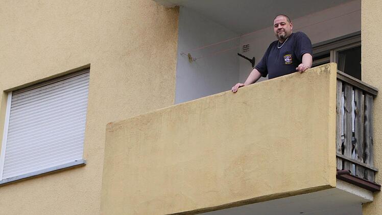 Andreas Schauk wohnt seit zehn Jahren in der Düsseldorfer Straße. In der Wohnung gibt es nur eine Holzheizung. Kein Problem, sagt Schauk. "Ich mag das." Foto: Ulrike Müller