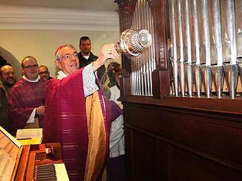 Erzbischof Ludwig Schick weihte die Orgel ein. Fotos: Sonny Adam