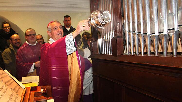 Erzbischof Ludwig Schick weihte die Orgel ein. Fotos: Sonny Adam
