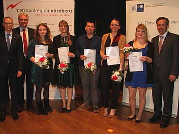 Die Prüfungsbesten Vivien Ruhs, Martina Körner, Max Weißkopf, Jennifer Heubeck und Lena Webermann mit Oliver Brehm, Schulleiter Martin Wisching und Landrat Alexander Tritthart (nicht auf dem Foto: Dominik Markart, Felix Friedrich und Jan Hendrik Bier) Foto: Richard Sänger