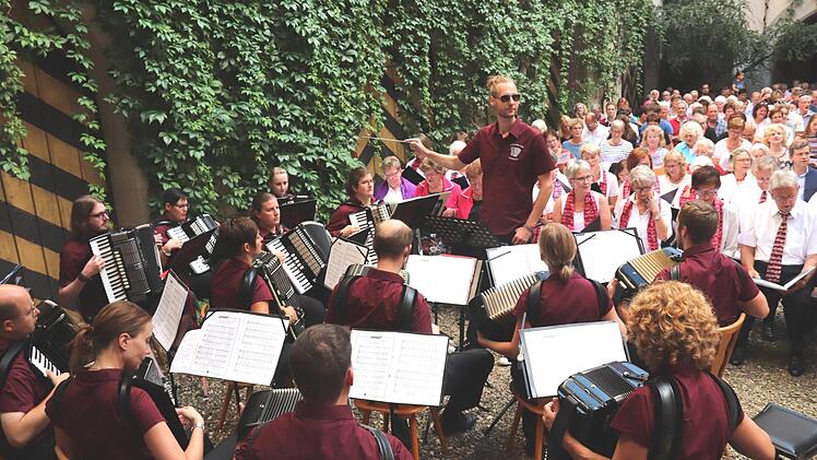 Der Harmonika-Club, am Pult Oliver Janke Foto: Johanna Blum