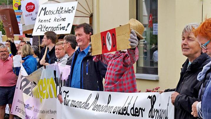 Hans-Peter Laschka (Bildmitte) wollte eine AfD-kritische Botschaft durch ein zum Hakenkreuz umgestaltetes "F" (aus rechtlichen Gründen verfremdet) senden. Das sorgt nun für Probleme. Foto: Marco Meißner