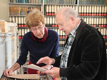 Stadtarchivar Klaus Dieter Guhling und Mitarbeiterin Dorothea Hanshans bekommen immer mehr Anfragen. Zwei Stunden hat das Archiv an den Werktagen geöffnet.  Foto: Archiv/Thomas Malz