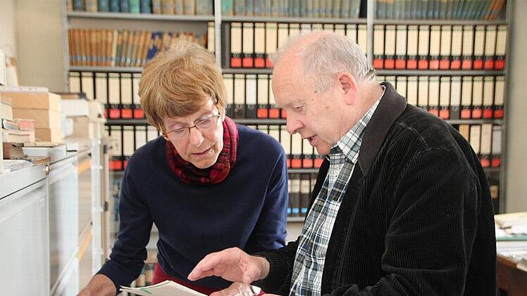 Stadtarchivar Klaus Dieter Guhling und Mitarbeiterin Dorothea Hanshans bekommen immer mehr Anfragen. Zwei Stunden hat das Archiv an den Werktagen geöffnet.  Foto: Archiv/Thomas Malz
