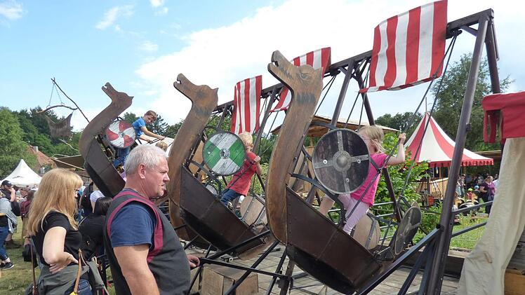 Erstmals beim Mittelaltermarkt sehr zur Freude der Kinder dabei  war eine historisch nachempfundene Schiffschaukel im Wikinger-Stil.   Foto: Thomas Weichert
