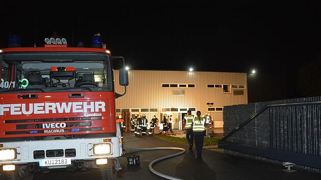Glimpflich verlief ein Brand beim Gefahrgutlager des Mainleuser Unternehmens Arno Friedrichs Hartmetall in der Nacht zum Mittwoch. Rettungskr&auml;fte von zehn Feuerwehren waren im Einsatz. Foto: Dagmar Besand