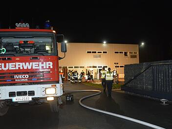 Glimpflich verlief ein Brand beim Gefahrgutlager des Mainleuser Unternehmens Arno Friedrichs Hartmetall in der Nacht zum Mittwoch. Rettungskräfte von zehn Feuerwehren waren im Einsatz. Foto: Dagmar Besand