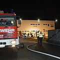 Glimpflich verlief ein Brand beim Gefahrgutlager des Mainleuser Unternehmens Arno Friedrichs Hartmetall in der Nacht zum Mittwoch. Rettungskräfte von zehn Feuerwehren waren im Einsatz. Foto: Dagmar Besand