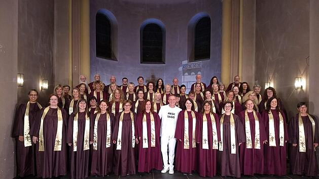 Michl M&uuml;ller und die KisSingers, Beim Konzert wird M&uuml;ller per Video zugeschaltet. Foto: J&ouml;rg W&ouml;ltche