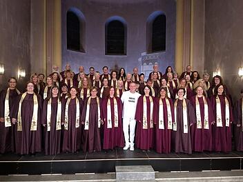 Michl Müller und die KisSingers, Beim Konzert wird Müller per Video zugeschaltet. Foto: Jörg Wöltche