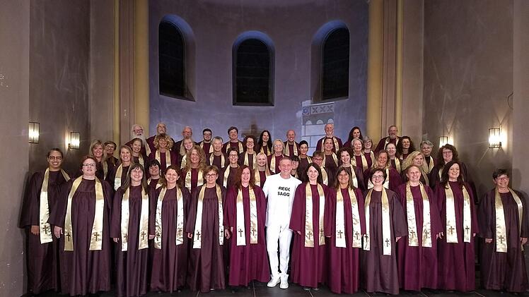 Michl Müller und die KisSingers, Beim Konzert wird Müller per Video zugeschaltet. Foto: Jörg Wöltche