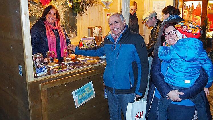 Viele B&uuml;rger nutzten die Gelegenheit, sich auf dem Weihnachtsmarkt zu Themen der Stadtgestaltung einzubringen. Foto: Stadt Bamberg/Gerhard Beck