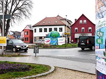 Der Fußball am Kreisverkehr wurde für ein paar Minuten verhüllt: Werbung für den Klimastreik am Freitag.  Foto: privat
