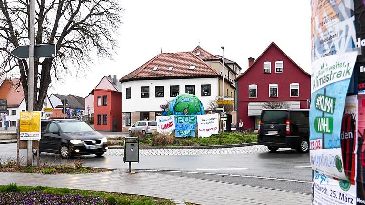 Der Fußball am Kreisverkehr wurde für ein paar Minuten verhüllt: Werbung für den Klimastreik am Freitag.  Foto: privat