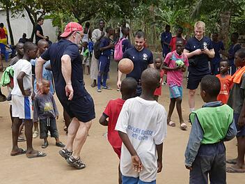 Der Trainer der Uni-Auswahlmanschaft Otto Band (mit Mütze) an der Elfenbeinkünste.  Fotos: privat
