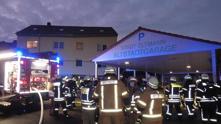Ein Zeuge stellte eine starke Rauchentwicklung in der Eltmanner Tiefgarage fest und setzte daraufhin einen Notruf ab. Die Feuerwehr rückte mit einem großen Aufgebot an Einsatzkräften an. Christian Licha
