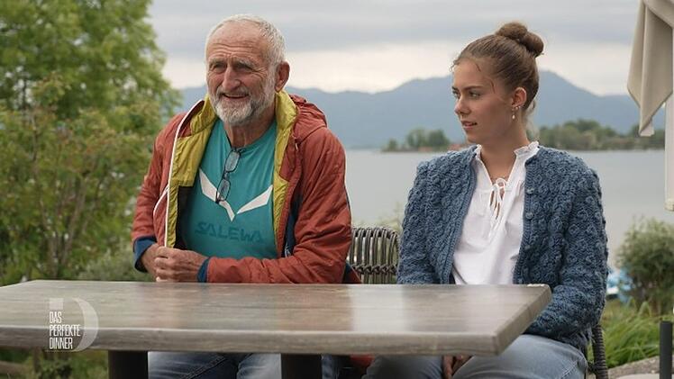 Die Jüngste und der Älteste: Pia (19) und Franz (64) vor herrlicher Chiemsee-Landschaft.