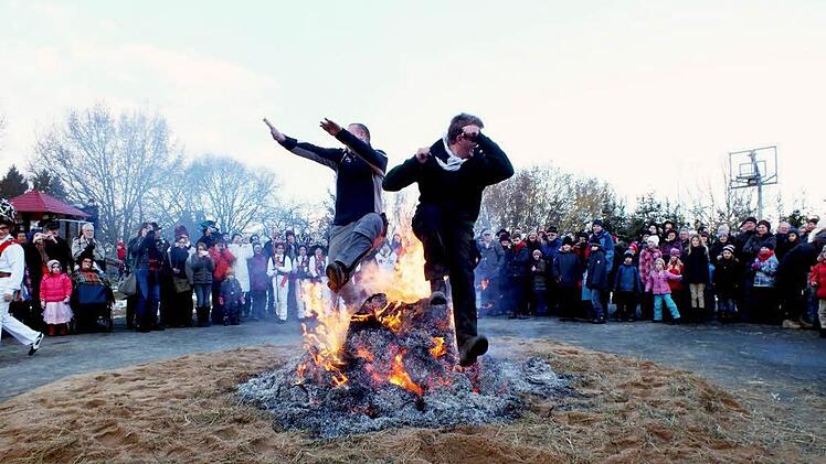 Der Sprung über das Feuer beschließt den Umzug.