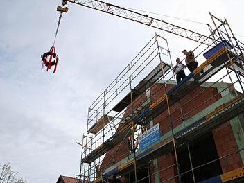 Der Kranz schwebt herbei. Fotos: Sabine Paulus