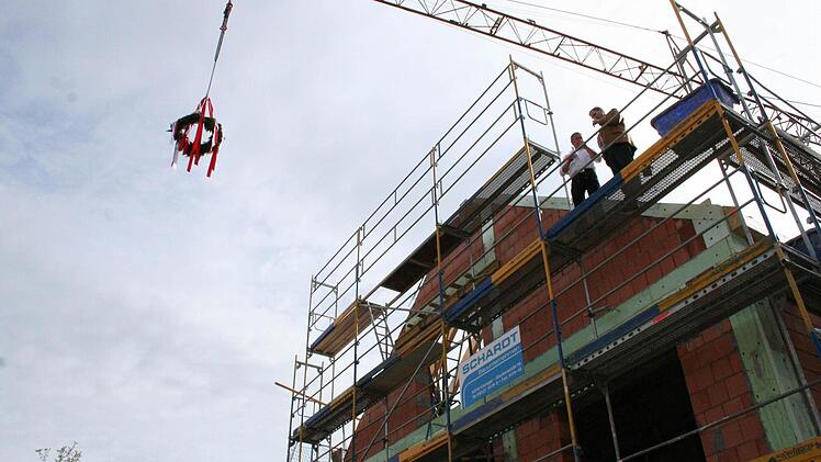 Der Kranz schwebt herbei. Fotos: Sabine Paulus