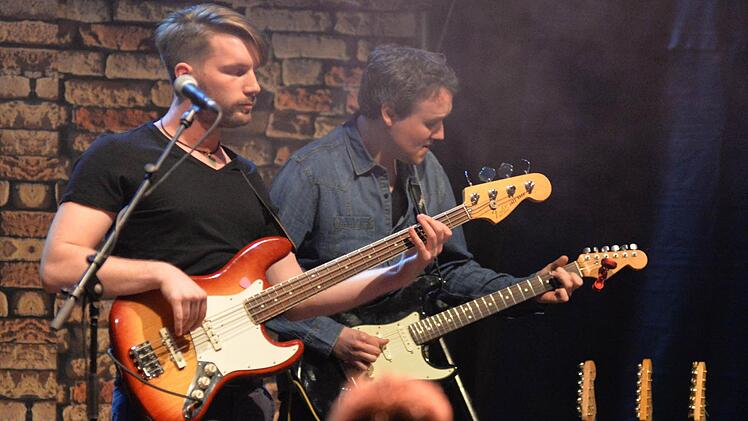 "The Voice of Germany"-Gewinner, Andreas Kümmert, gab am Samstagabend in der Stadthalle in Lichtenfels ein Konzert. Foto: Ronald Rinklef